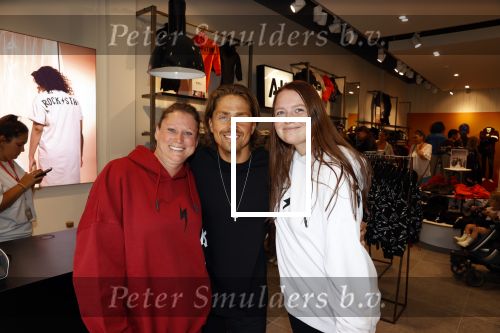 Lelystad 3 september 2021
Andre Hazes en Djarno Hofland hebben een AH6 geopend in de outlet in lelystad.