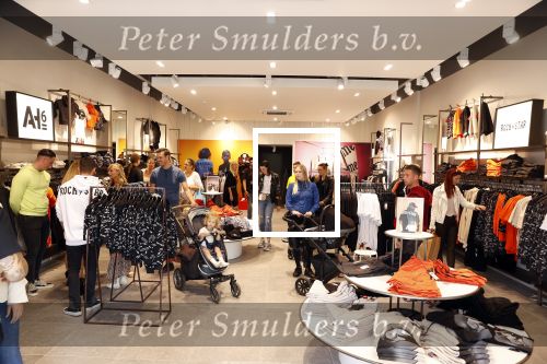 Lelystad 3 september 2021
Andre Hazes en Djarno Hofland hebben een AH6 geopend in de outlet in lelystad.