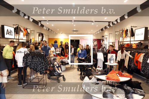 Lelystad 3 september 2021
Andre Hazes en Djarno Hofland hebben een AH6 geopend in de outlet in lelystad.