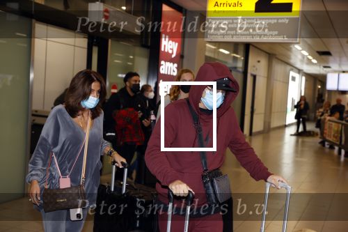 Amsterdam 17 oktober 2021
Andre Hazes en zijn moeder rachel Hazes rriveren op schiphol nadat Andre 4 weken in Spanje is geweest.