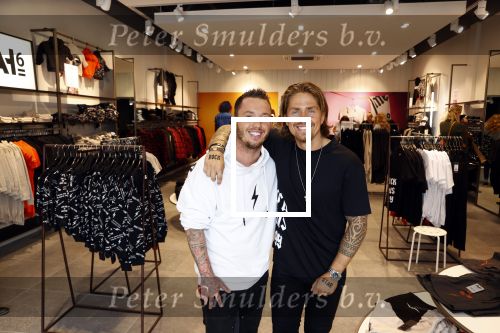 Lelystad 3 september 2021
Andre Hazes en Djarno Hofland hebben een AH6 geopend in de outlet in lelystad.