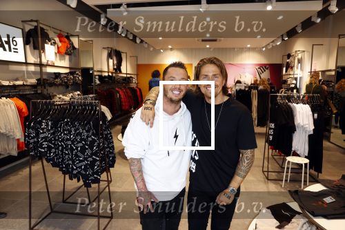 Lelystad 3 september 2021
Andre Hazes en Djarno Hofland hebben een AH6 geopend in de outlet in lelystad.