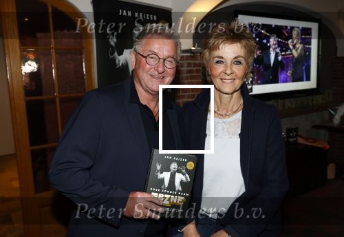 Volendam 12 oktober 2021
Boekpresentatie Jan Keizer bij Hotel Spaander in Volendam . Alle oude bendleden van BZN zijn aanwezig zoals Annie Schilder Carola Smit Jan Tuijp Jack Veerman Thomas Tol Dick Plat