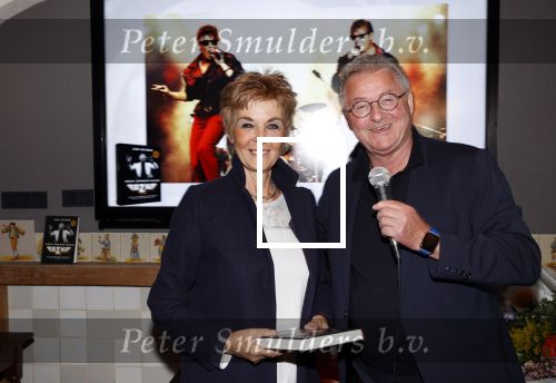 Volendam 12 oktober 2021
Boekpresentatie Jan Keizer bij Hotel Spaander in Volendam . Alle oude bendleden van BZN zijn aanwezig zoals Annie Schilder Carola Smit Jan Tuijp Jack Veerman Thomas Tol Dick Plat