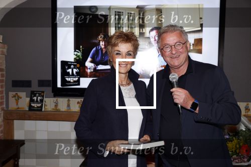 Volendam 12 oktober 2021
Boekpresentatie Jan Keizer bij Hotel Spaander in Volendam . Alle oude bendleden van BZN zijn aanwezig zoals Annie Schilder Carola Smit Jan Tuijp Jack Veerman Thomas Tol Dick Plat