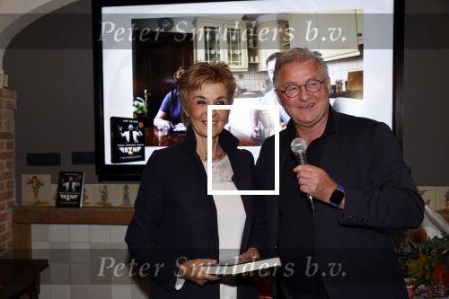 Volendam 12 oktober 2021
Boekpresentatie Jan Keizer bij Hotel Spaander in Volendam . Alle oude bendleden van BZN zijn aanwezig zoals Annie Schilder Carola Smit Jan Tuijp Jack Veerman Thomas Tol Dick Plat