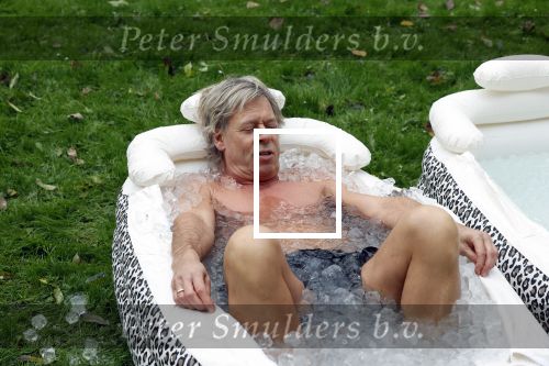 Amsterdam 16 oktober 2021
Patty Brard en haar man Antoine v d Vijver in een ijsbad . Patty heeft een hele lijn met produkten die bij het Kruitvat te koop zijn .