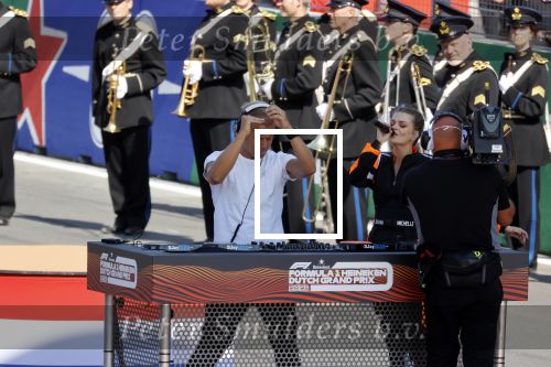 Zandvoort 5 september 2021
GP formule 1 op Zandvoort .
Davina Michelle zingt het volkslied en ze zingt een song samen met Armin v Buuren als de DJ