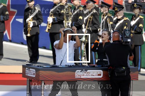 Zandvoort 5 september 2021
GP formule 1 op Zandvoort .
Davina Michelle zingt het volkslied en ze zingt een song samen met Armin v Buuren als de DJ