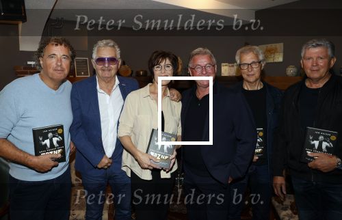Volendam 12 oktober 2021
Boekpresentatie Jan Keizer bij Hotel Spaander in Volendam . Alle oude bendleden van BZN zijn aanwezig zoals Annie Schilder Carola Smit Jan Tuijp Jack Veerman Thomas Tol Dick Plat en John Meijer