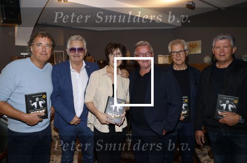 Volendam 12 oktober 2021
Boekpresentatie Jan Keizer bij Hotel Spaander in Volendam . Alle oude bendleden van BZN zijn aanwezig zoals Annie Schilder Carola Smit Jan Tuijp Jack Veerman Thomas Tol Dick Plat en John Meijer
