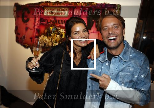 Amsterdam 6 oktober 2021
Opening expositie Bram Reijnders . Nicolette v dam is de host van de avond. Bas Smit met zijn PA Naomi Richters