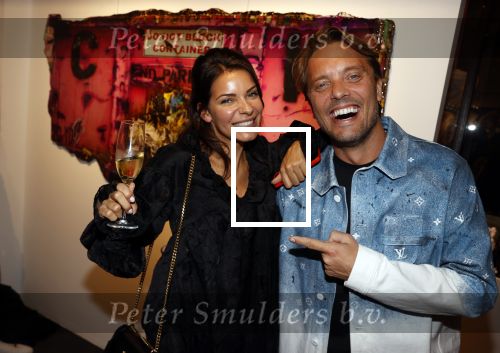 Amsterdam 6 oktober 2021
Opening expositie Bram Reijnders . Nicolette v dam is de host van de avond. Bas Smit met zijn PA Naomi Richters