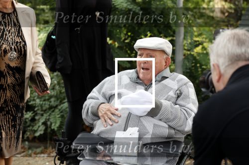 Vlaardingen 17 september 2021
Bas v Toor viert zijn 86e verjaardag . Er is een defile met Bassie en Adriaan auto\'s. Ook de vrouw van Bas , Coby zijn dochter Liesbeth en schoonzoon Evert waren aanwezig.