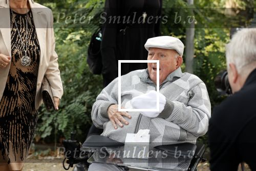 Vlaardingen 17 september 2021
Bas v Toor viert zijn 86e verjaardag . Er is een defile met Bassie en Adriaan auto\'s. Ook de vrouw van Bas , Coby zijn dochter Liesbeth en schoonzoon Evert waren aanwezig.