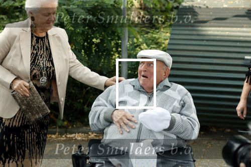 Vlaardingen 17 september 2021
Bas v Toor viert zijn 86e verjaardag . Er is een defile met Bassie en Adriaan auto\'s. Ook de vrouw van Bas , Coby zijn dochter Liesbeth en schoonzoon Evert waren aanwezig.