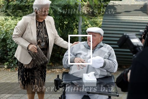 Vlaardingen 17 september 2021
Bas v Toor viert zijn 86e verjaardag . Er is een defile met Bassie en Adriaan auto\'s. Ook de vrouw van Bas , Coby zijn dochter Liesbeth en schoonzoon Evert waren aanwezig.