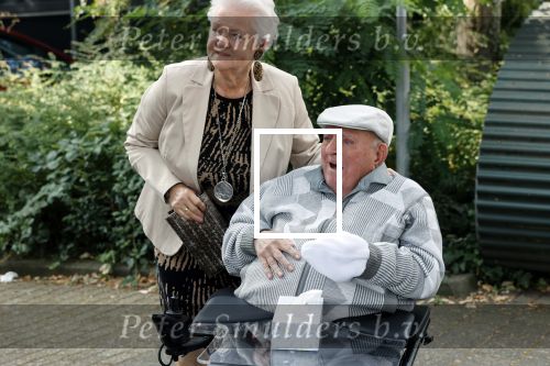 Vlaardingen 17 september 2021
Bas v Toor viert zijn 86e verjaardag . Er is een defile met Bassie en Adriaan auto\'s. Ook de vrouw van Bas , Coby zijn dochter Liesbeth en schoonzoon Evert waren aanwezig.