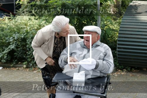 Vlaardingen 17 september 2021
Bas v Toor viert zijn 86e verjaardag . Er is een defile met Bassie en Adriaan auto\'s. Ook de vrouw van Bas , Coby zijn dochter Liesbeth en schoonzoon Evert waren aanwezig.