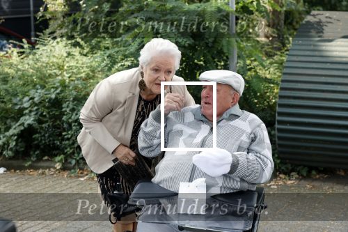 Vlaardingen 17 september 2021
Bas v Toor viert zijn 86e verjaardag . Er is een defile met Bassie en Adriaan auto\'s. Ook de vrouw van Bas , Coby zijn dochter Liesbeth en schoonzoon Evert waren aanwezig.