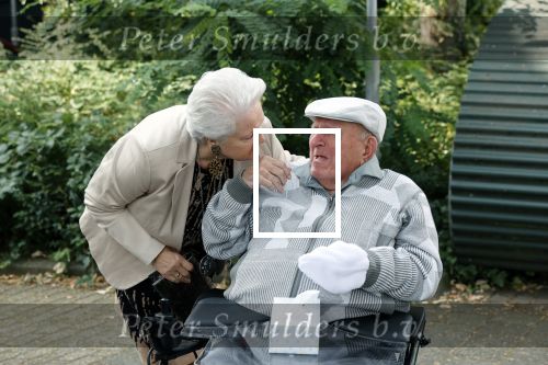 Vlaardingen 17 september 2021
Bas v Toor viert zijn 86e verjaardag . Er is een defile met Bassie en Adriaan auto\'s. Ook de vrouw van Bas , Coby zijn dochter Liesbeth en schoonzoon Evert waren aanwezig.