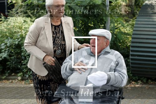 Vlaardingen 17 september 2021
Bas v Toor viert zijn 86e verjaardag . Er is een defile met Bassie en Adriaan auto\'s. Ook de vrouw van Bas , Coby zijn dochter Liesbeth en schoonzoon Evert waren aanwezig.