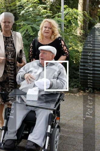 Vlaardingen 17 september 2021
Bas v Toor viert zijn 86e verjaardag . Er is een defile met Bassie en Adriaan auto\'s. Ook de vrouw van Bas , Coby zijn dochter Liesbeth en schoonzoon Evert waren aanwezig.