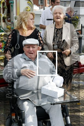 Vlaardingen 17 september 2021
Bas v Toor viert zijn 86e verjaardag . Er is een defile met Bassie en Adriaan auto\'s. Ook de vrouw van Bas , Coby zijn dochter Liesbeth en schoonzoon Evert waren aanwezig.
