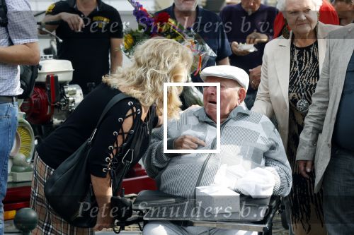 Vlaardingen 17 september 2021
Bas v Toor viert zijn 86e verjaardag . Er is een defile met Bassie en Adriaan auto\'s. Ook de vrouw van Bas , Coby zijn dochter Liesbeth en schoonzoon Evert waren aanwezig.