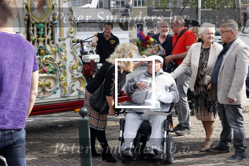 Vlaardingen 17 september 2021
Bas v Toor viert zijn 86e verjaardag . Er is een defile met Bassie en Adriaan auto\'s. Ook de vrouw van Bas , Coby zijn dochter Liesbeth en schoonzoon Evert waren aanwezig.