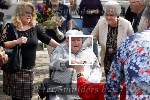 Vlaardingen 17 september 2021
Bas v Toor viert zijn 86e verjaardag . Er is een defile met Bassie en Adriaan auto\'s. Ook de vrouw van Bas , Coby zijn dochter Liesbeth en schoonzoon Evert waren aanwezig.