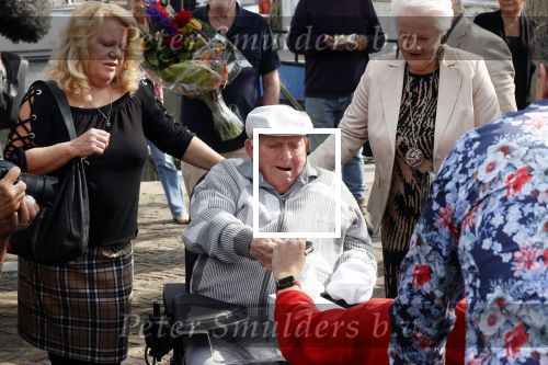 Vlaardingen 17 september 2021
Bas v Toor viert zijn 86e verjaardag . Er is een defile met Bassie en Adriaan auto\'s. Ook de vrouw van Bas , Coby zijn dochter Liesbeth en schoonzoon Evert waren aanwezig.