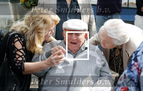 Vlaardingen 17 september 2021
Bas v Toor viert zijn 86e verjaardag . Er is een defile met Bassie en Adriaan auto\'s. Ook de vrouw van Bas , Coby zijn dochter Liesbeth en schoonzoon Evert waren aanwezig.