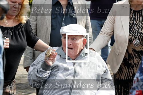 Vlaardingen 17 september 2021
Bas v Toor viert zijn 86e verjaardag . Er is een defile met Bassie en Adriaan auto\'s. Ook de vrouw van Bas , Coby zijn dochter Liesbeth en schoonzoon Evert waren aanwezig.