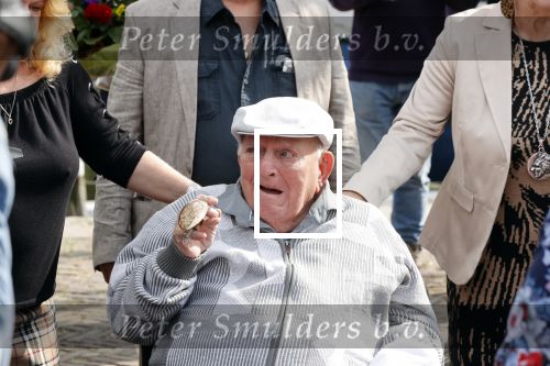 Vlaardingen 17 september 2021
Bas v Toor viert zijn 86e verjaardag . Er is een defile met Bassie en Adriaan auto\'s. Ook de vrouw van Bas , Coby zijn dochter Liesbeth en schoonzoon Evert waren aanwezig.