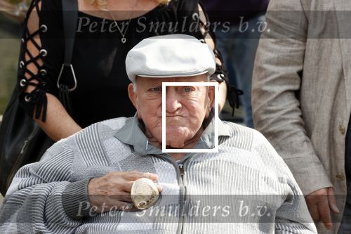 Vlaardingen 17 september 2021
Bas v Toor viert zijn 86e verjaardag . Er is een defile met Bassie en Adriaan auto\'s. Ook de vrouw van Bas , Coby zijn dochter Liesbeth en schoonzoon Evert waren aanwezig.