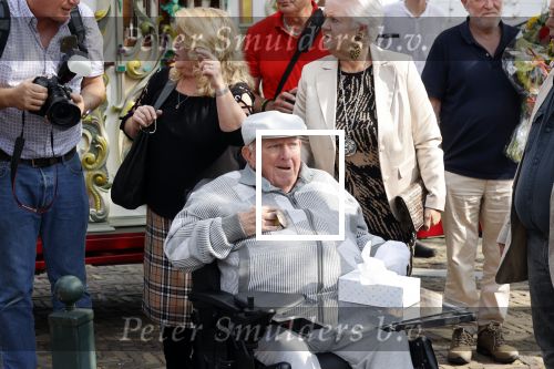 Vlaardingen 17 september 2021
Bas v Toor viert zijn 86e verjaardag . Er is een defile met Bassie en Adriaan auto\'s. Ook de vrouw van Bas , Coby zijn dochter Liesbeth en schoonzoon Evert waren aanwezig.