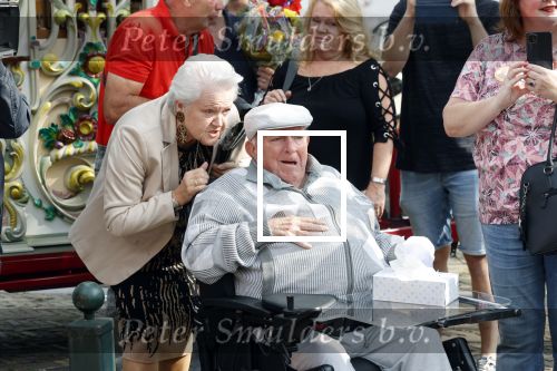 Vlaardingen 17 september 2021
Bas v Toor viert zijn 86e verjaardag . Er is een defile met Bassie en Adriaan auto\'s. Ook de vrouw van Bas , Coby zijn dochter Liesbeth en schoonzoon Evert waren aanwezig.