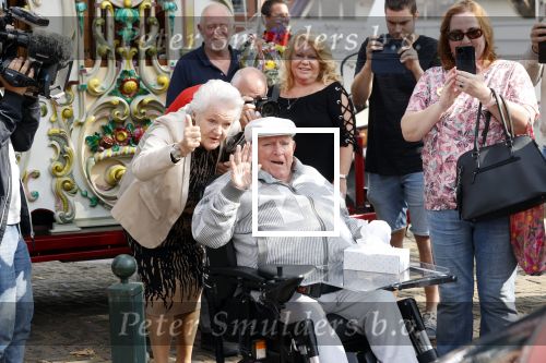 Vlaardingen 17 september 2021
Bas v Toor viert zijn 86e verjaardag . Er is een defile met Bassie en Adriaan auto\'s. Ook de vrouw van Bas , Coby zijn dochter Liesbeth en schoonzoon Evert waren aanwezig.