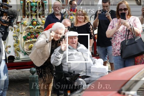 Vlaardingen 17 september 2021
Bas v Toor viert zijn 86e verjaardag . Er is een defile met Bassie en Adriaan auto\'s. Ook de vrouw van Bas , Coby zijn dochter Liesbeth en schoonzoon Evert waren aanwezig.