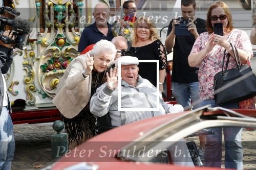 Vlaardingen 17 september 2021
Bas v Toor viert zijn 86e verjaardag . Er is een defile met Bassie en Adriaan auto\'s. Ook de vrouw van Bas , Coby zijn dochter Liesbeth en schoonzoon Evert waren aanwezig.