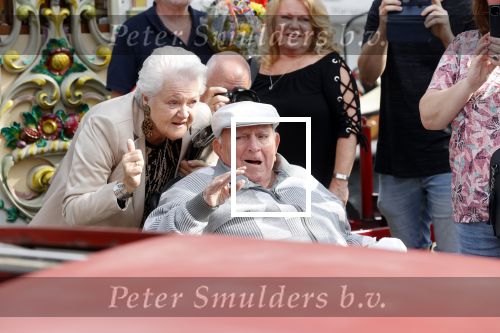 Vlaardingen 17 september 2021
Bas v Toor viert zijn 86e verjaardag . Er is een defile met Bassie en Adriaan auto\'s. Ook de vrouw van Bas , Coby zijn dochter Liesbeth en schoonzoon Evert waren aanwezig.