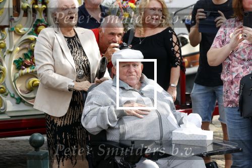 Vlaardingen 17 september 2021
Bas v Toor viert zijn 86e verjaardag . Er is een defile met Bassie en Adriaan auto\'s. Ook de vrouw van Bas , Coby zijn dochter Liesbeth en schoonzoon Evert waren aanwezig.