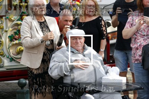Vlaardingen 17 september 2021
Bas v Toor viert zijn 86e verjaardag . Er is een defile met Bassie en Adriaan auto\'s. Ook de vrouw van Bas , Coby zijn dochter Liesbeth en schoonzoon Evert waren aanwezig.