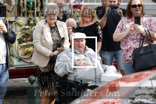 Vlaardingen 17 september 2021
Bas v Toor viert zijn 86e verjaardag . Er is een defile met Bassie en Adriaan auto\'s. Ook de vrouw van Bas , Coby zijn dochter Liesbeth en schoonzoon Evert waren aanwezig.