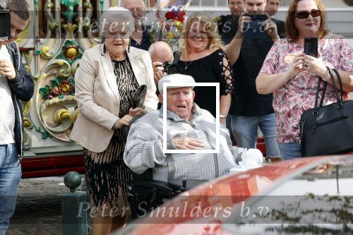 Vlaardingen 17 september 2021
Bas v Toor viert zijn 86e verjaardag . Er is een defile met Bassie en Adriaan auto\'s. Ook de vrouw van Bas , Coby zijn dochter Liesbeth en schoonzoon Evert waren aanwezig.