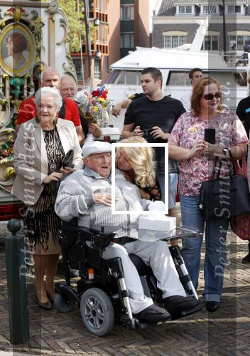 Vlaardingen 17 september 2021
Bas v Toor viert zijn 86e verjaardag . Er is een defile met Bassie en Adriaan auto\'s. Ook de vrouw van Bas , Coby zijn dochter Liesbeth en schoonzoon Evert waren aanwezig.