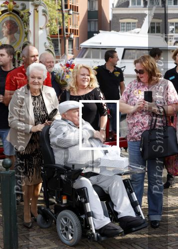 Vlaardingen 17 september 2021
Bas v Toor viert zijn 86e verjaardag . Er is een defile met Bassie en Adriaan auto\'s. Ook de vrouw van Bas , Coby zijn dochter Liesbeth en schoonzoon Evert waren aanwezig.