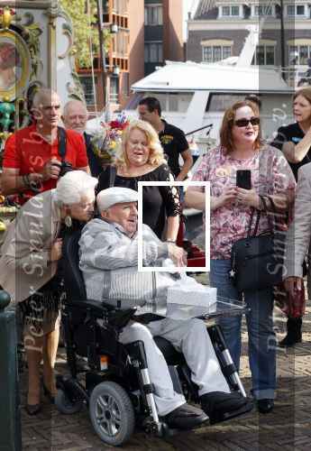 Vlaardingen 17 september 2021
Bas v Toor viert zijn 86e verjaardag . Er is een defile met Bassie en Adriaan auto\'s. Ook de vrouw van Bas , Coby zijn dochter Liesbeth en schoonzoon Evert waren aanwezig.