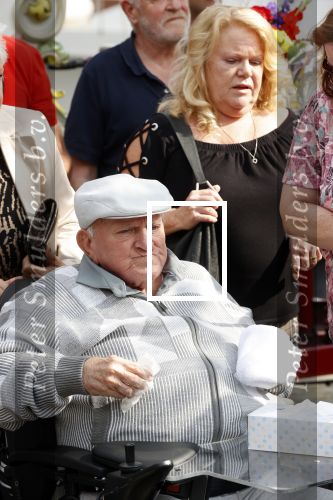Vlaardingen 17 september 2021
Bas v Toor viert zijn 86e verjaardag . Er is een defile met Bassie en Adriaan auto\'s. Ook de vrouw van Bas , Coby zijn dochter Liesbeth en schoonzoon Evert waren aanwezig.